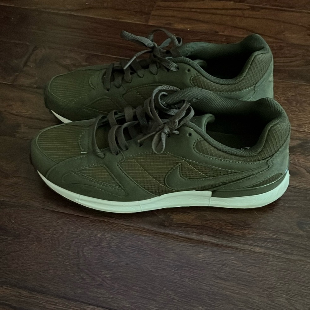 Nike Men's Olive Green Low-Top Athletic Sneakers with White Midsole